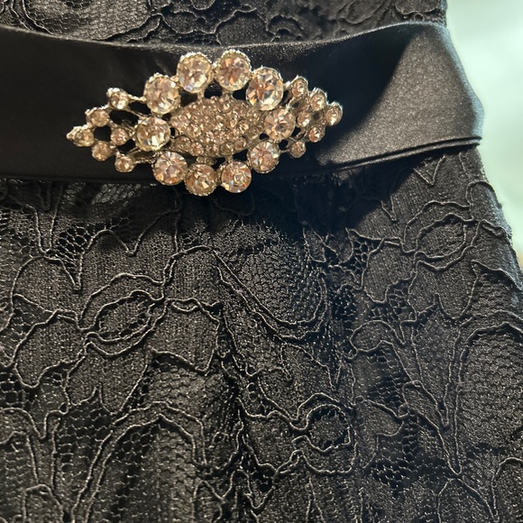 Black gown - Picture 4 of 4